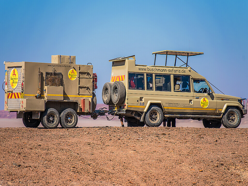 Land Cruiser mit großem Safarianhänger im Kaokoland