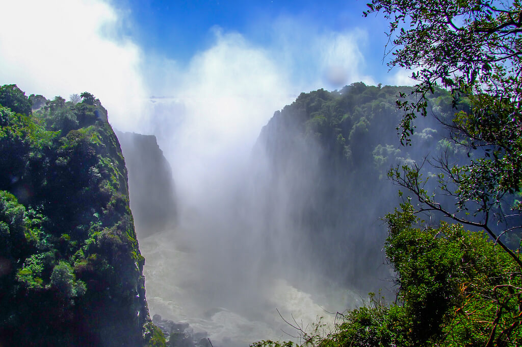 Blick auf die atemberaubenden Viktoria Fälle / Victoria Falls in Livingstone Sambia